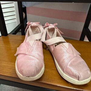 Tom’s girl pink iridescent ballerina shoes. Size 10.
